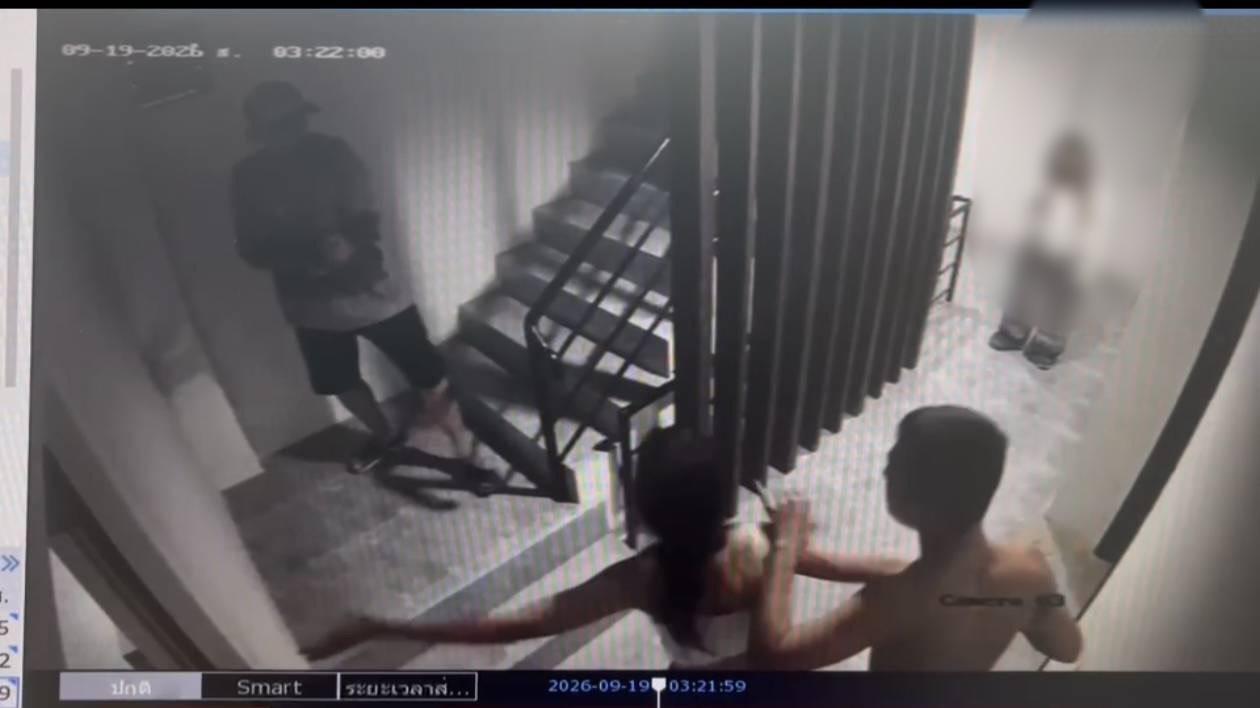 Pattaya-politiet etterforsker påstander om selvforsvar etter at politibetjent avfyrte våpen mot leilighet i Pattaya. Første CCTV-gjennomgang viser interessant hendelsesforløp og forskjellige rapporter. IMG_20260919_164829