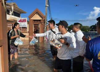 Pattaya Tourist Police and India Community Eastern Deliver Supplies to Flood-hit Residents and Foreigners in Chachoengsao