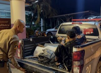La policía de Na Jomtien y el hijo del dueño del teatro organizan una emboscada para capturar a ladrones en serie en el Teatro Alangkarn.