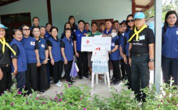 La Cruz Roja de Banglamung entrega suministros de socorro a 52 hogares afectados por las inundaciones cerca de Pattaya.