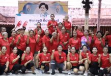Takhian Tia y los residentes de Banglamung lanzan un proyecto de baile aeróbico para la salud comunitaria.