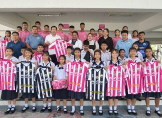 Medlem av byrådet i Chonburi gir futsal-drakter til Nongprue-skolen før østkampene