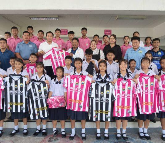 Chonburi-fullmäktigeledamot ger futsalställ till Nongprue-skolan inför Eastern Games