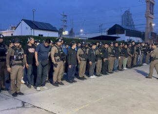 Pattaya-politiet feier gjennom 10 forlatte bygninger i Soi Thepprasit og arresterte 24 personer.