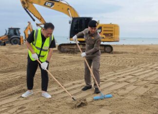 Pattaya Police and Chonburi Governor Lead Big Cleaning Day to Restore Beachfront After Floods