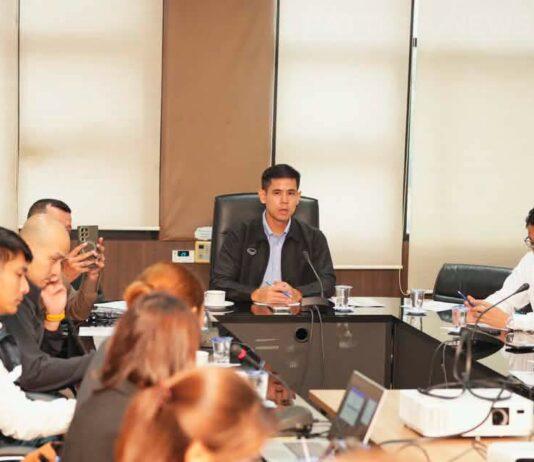 El teniente de alcalde de Pattaya preside la reunión preparatoria de la campaña "Acabemos con la polio ahora".