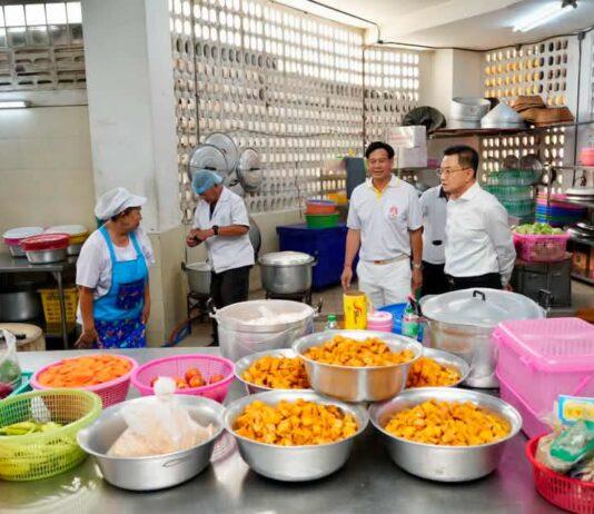 파타야 시 관계자들이 채식 축제 주방을 점검하여 식품 안전 및 위생 상태를 확인했습니다.