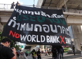 Mer enn 1,000 demonstranter marsjerer i Bangkok mot møter mellom IMF og Verdensbanken