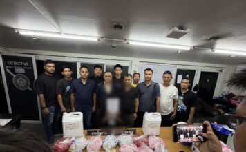 La policía de Chonburi incauta 2,800 cápsulas de vapeo de ketamina, un arma y metanfetamina en una redada en Sri Racha tras una persecución automovilística.