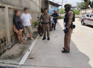 Selger i Pattaya Som Tam jager halskjederøver, krasjer og blir reddet av forbipasserende
