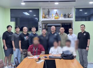 Tre personer arrestert i raid mot kundesenter i Pattaya for angivelig falsk svindel med nettpolitiet.