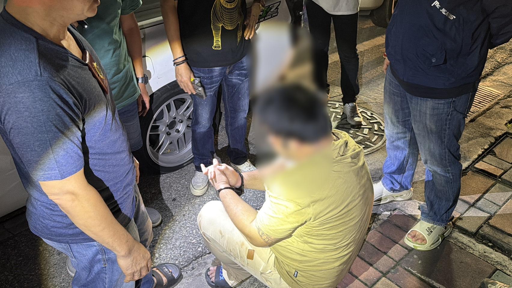 Pattaya news Thailand: white Isuzu pickup stopped on Sukhumvit Road after police shot out its tires following a gas station ramming